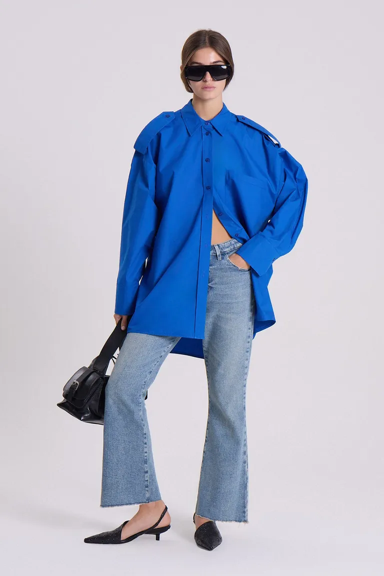 Camisa de poplin azul con detalles utilitarios para un estilo fresco y versátil de Maria Cher en Camisas para argentina
