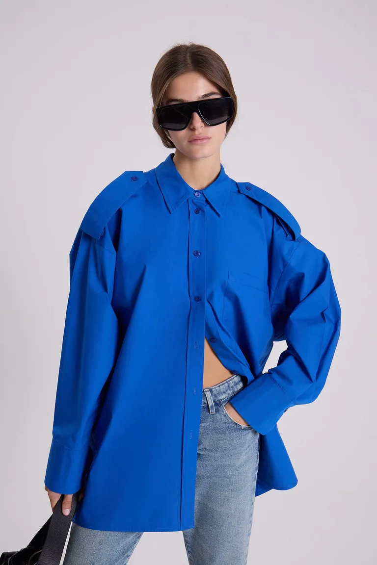 Camisa de poplin azul con detalles utilitarios para un estilo fresco y versátil de Maria Cher en Camisas para argentina