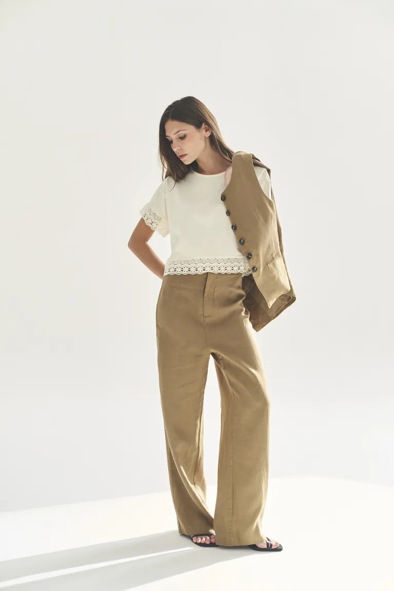 Remera de diseño minimalista y versátil para mujeres de Akiabara en Remeras para argentina