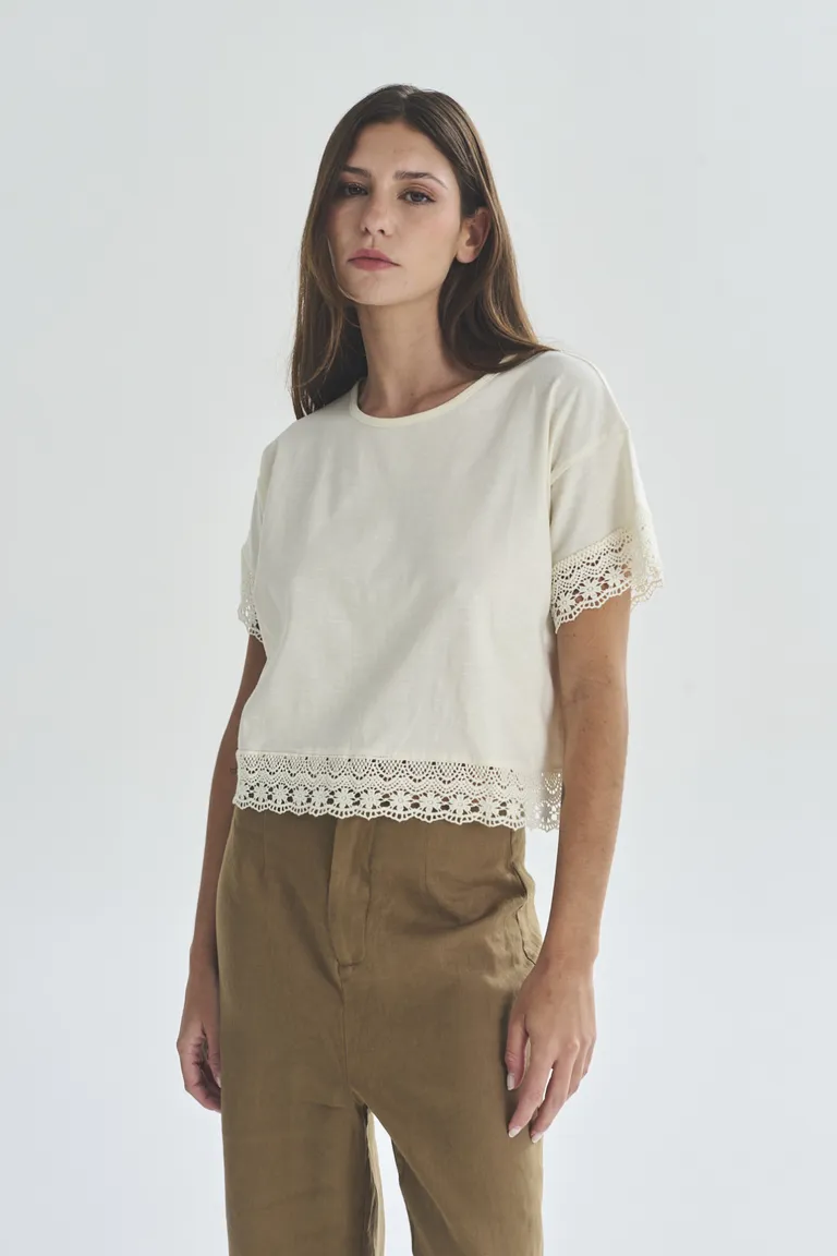 Remera de diseño minimalista y versátil para mujeres de Akiabara en Remeras para argentina