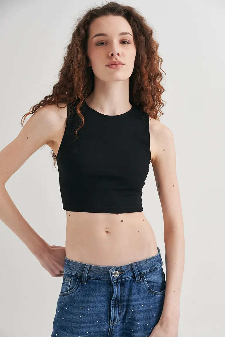 Top negro con cuello alto y diseño ajustado, un básico versátil para el clóset de la mujer moderna de Sweet en Tops para argentina