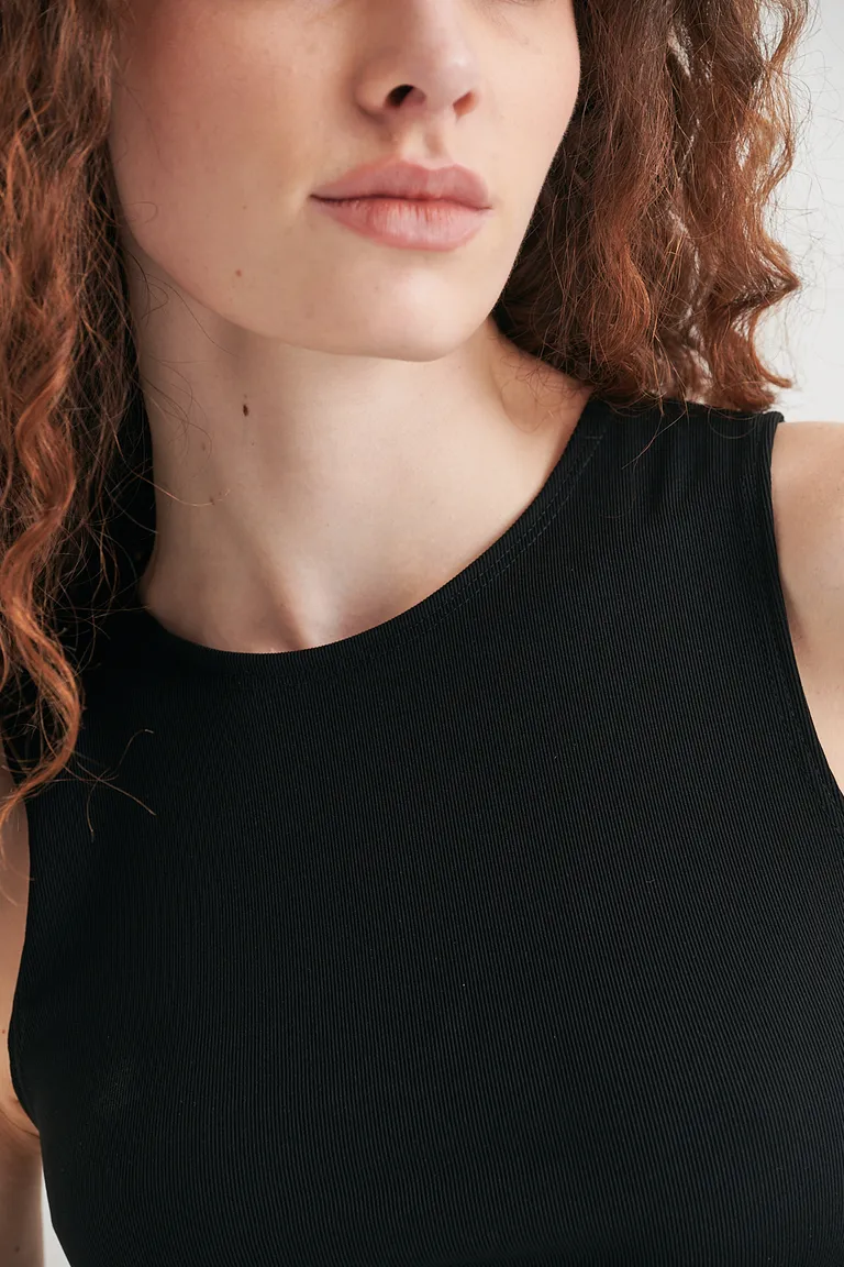 Top negro con cuello alto y diseño ajustado, un básico versátil para el clóset de la mujer moderna de Sweet en Tops para argentina