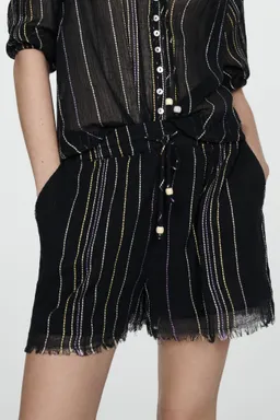 Pantalón rayas bajo deshilachado de Mango en Pantalones para argentina