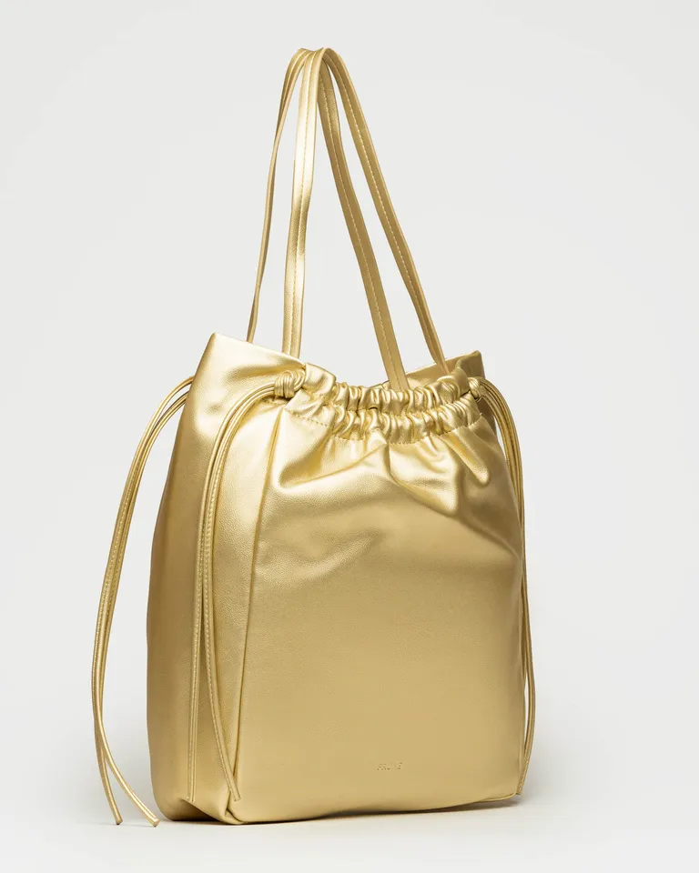 Bolso shopper de diseño dorado con cierre magnético y asa larga de Prüne en Bolsos y Carteras para argentina