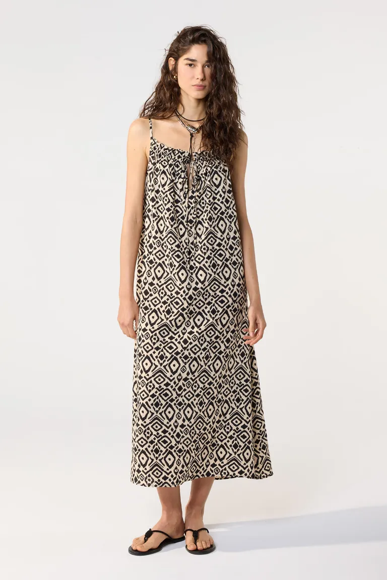 Vestido largo de gasa crepe con diseño estampado y escote regulable de Cuesta Blanca en Vestidos para argentina