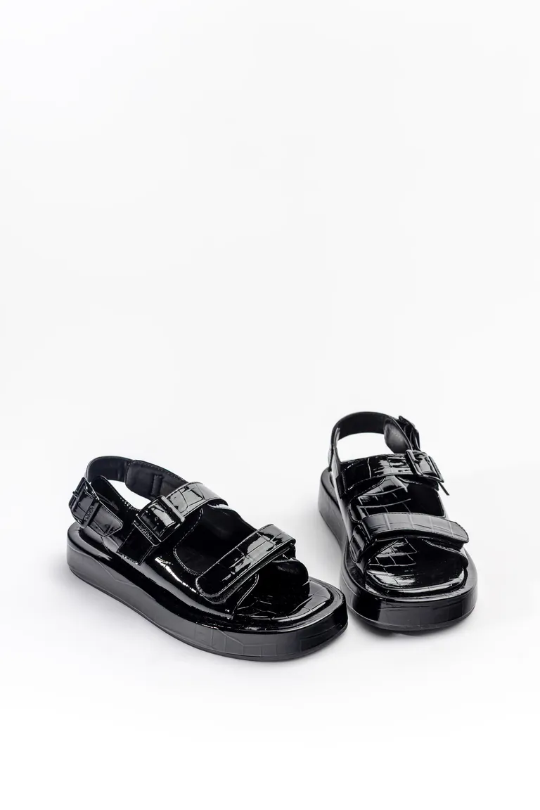 Sandalias de plataforma negras con hebillas laqueadas - Calzado femenino de estilo urbano y chic de Mishka en Sandalias para argentina