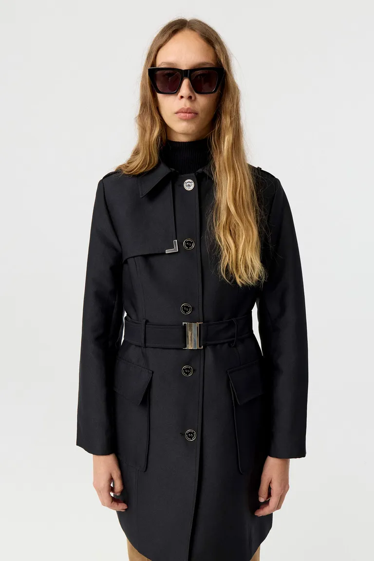 Trench de mujer con cierre de botones frontales, cinturón ajustable y bolsillos laterales amplios de Markova en Tapados para argentina