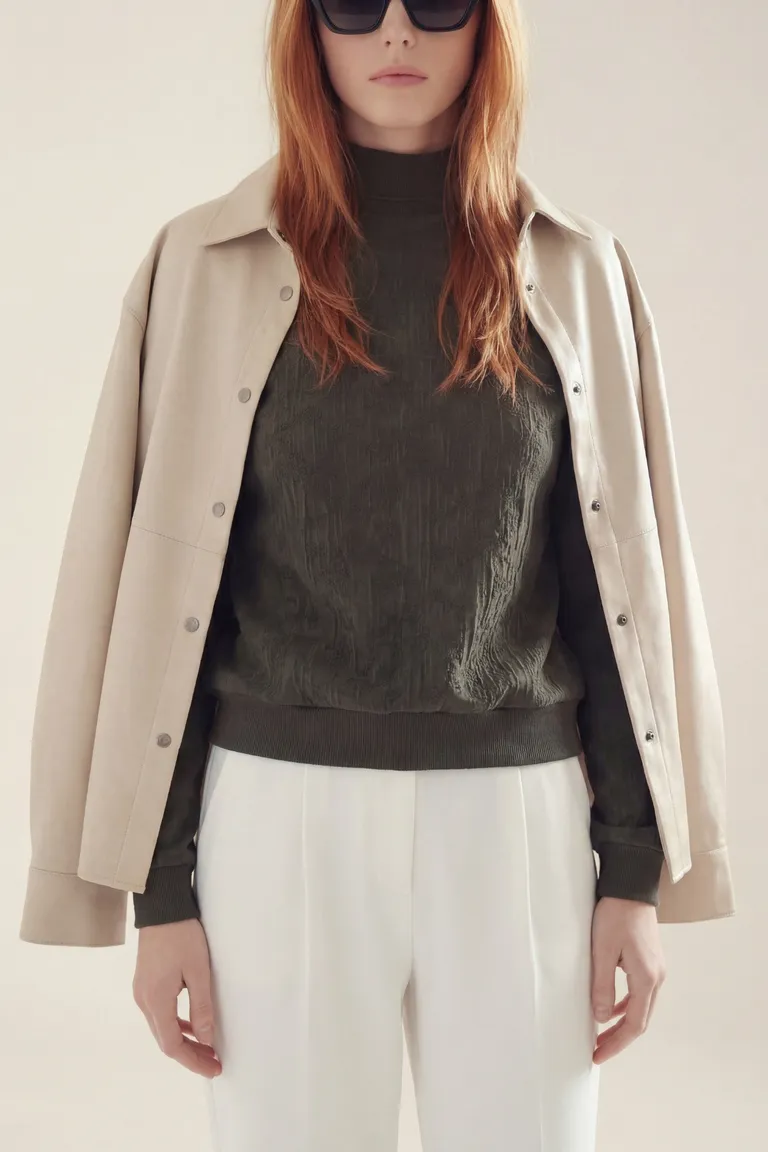 Remera de mujer con cuello alto y mangas largas de corte clásico de Akiabara en Remeras para argentina