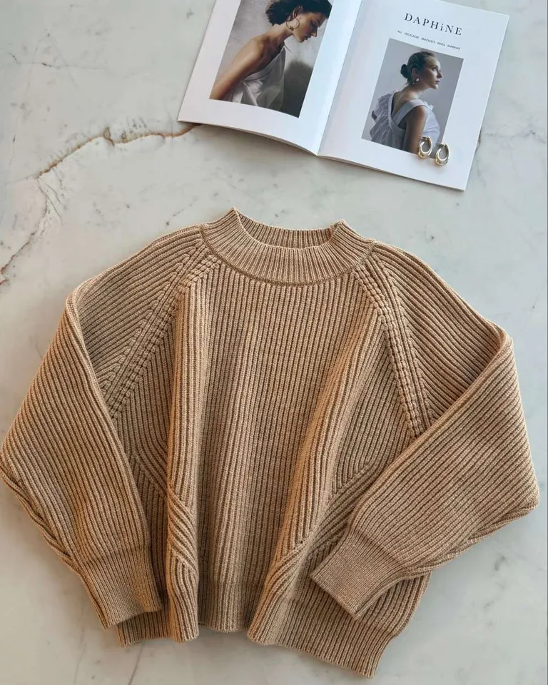 Suéter de lana de diseño de manga ranglan en color marrón de Hesed en Buzos y Sweaters para argentina