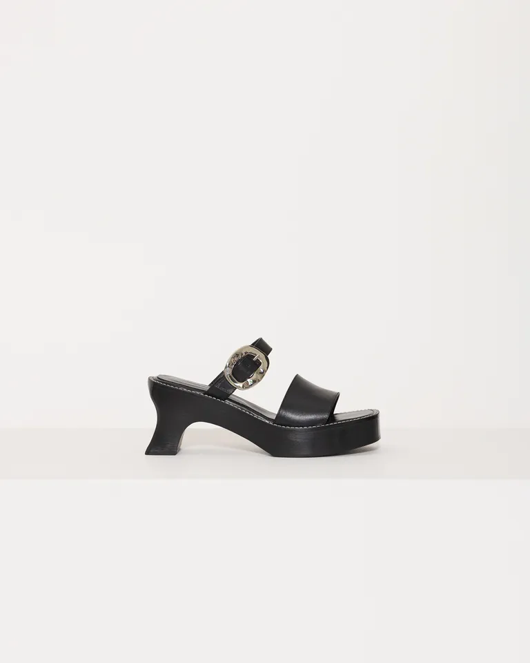 Sandalias de plataforma en cuero negro con hebilla lateral de Jazmin Chebar en Sandalias para argentina