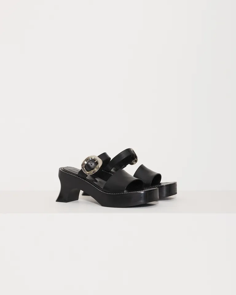 Sandalias de plataforma en cuero negro con hebilla lateral de Jazmin Chebar en Sandalias para argentina