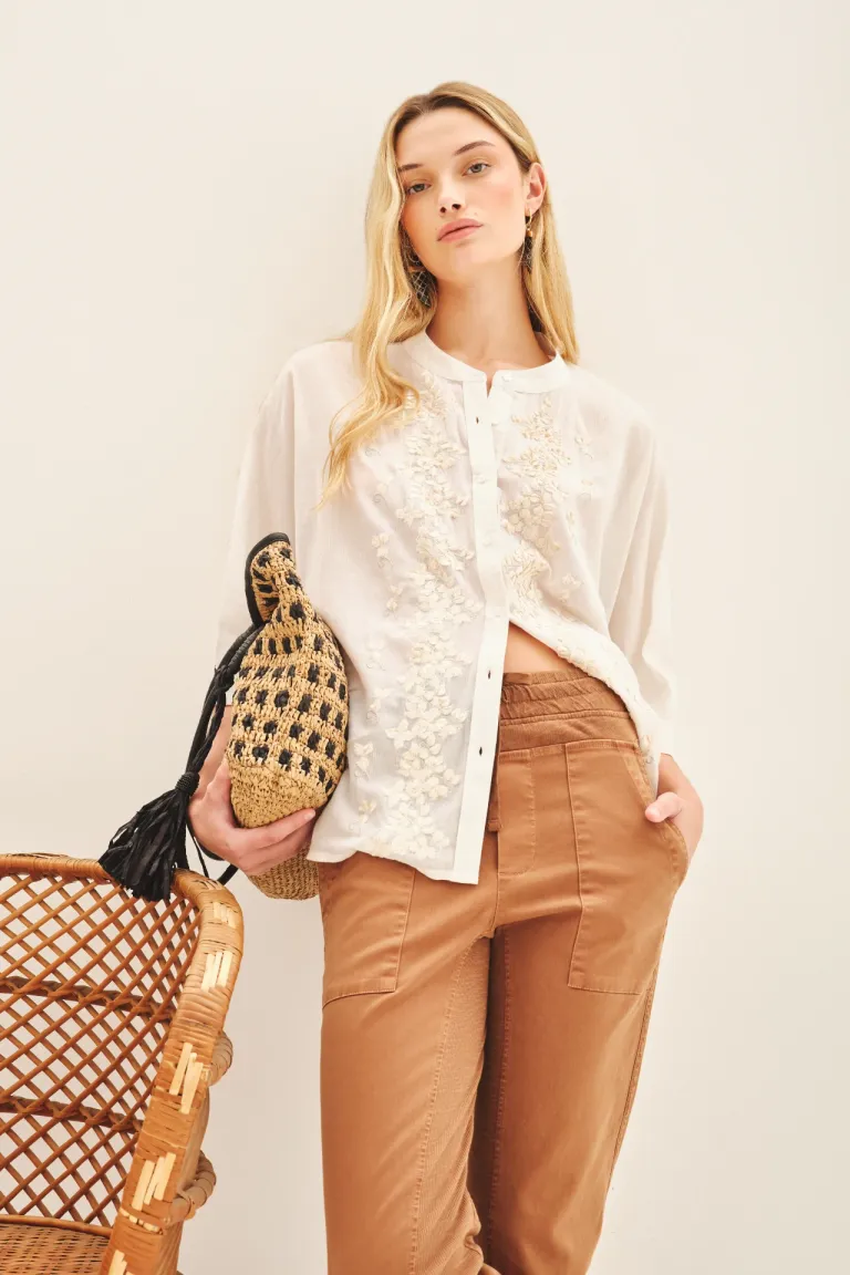 Camisa blanca de estilo amplio con bordado floral delicado de Rapsodia en Camisas para argentina