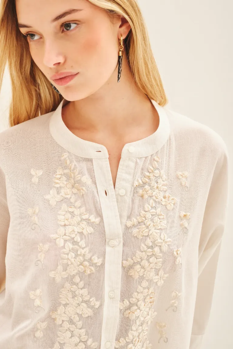 Camisa blanca de estilo amplio con bordado floral delicado de Rapsodia en Camisas para argentina
