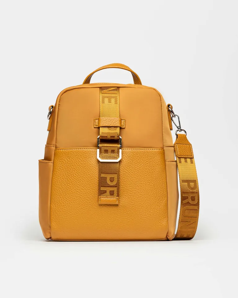 Mochila moderna y versátil en tonos amarillos con detalles funcionales y de tendencia de Prüne en Mochilas para argentina