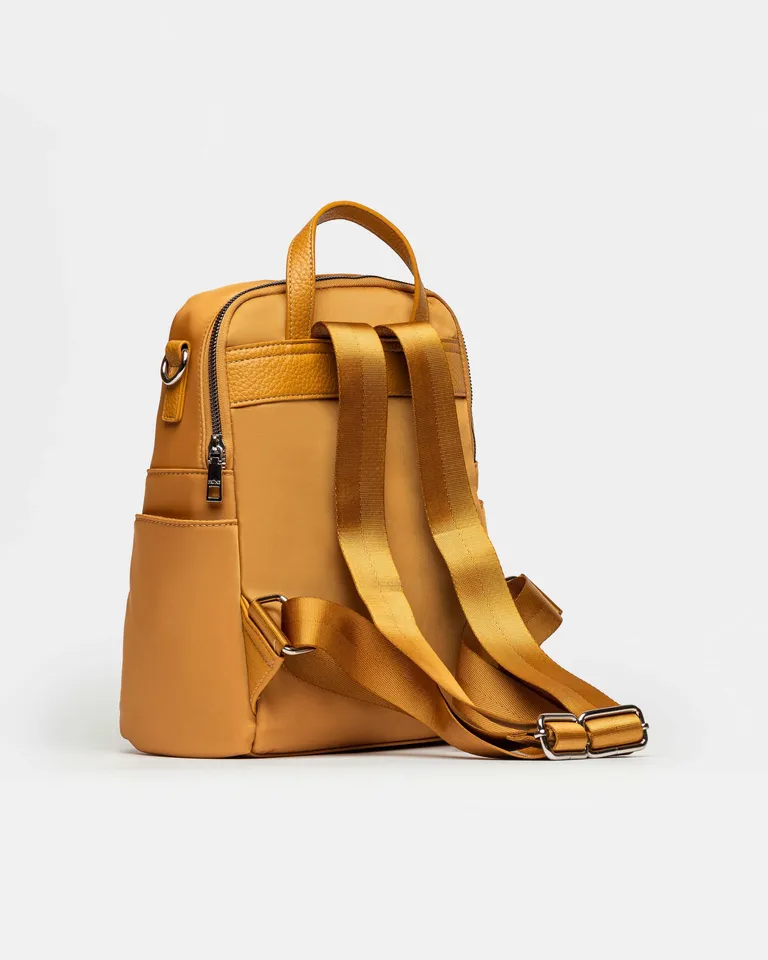 Mochila moderna y versátil en tonos amarillos con detalles funcionales y de tendencia de Prüne en Mochilas para argentina