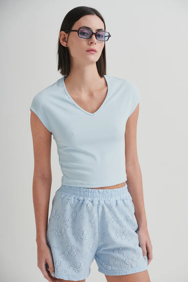 Remera básica de algodón con escote en V y silueta recta, perfecta para el día a día de Sweet en Remeras para argentina