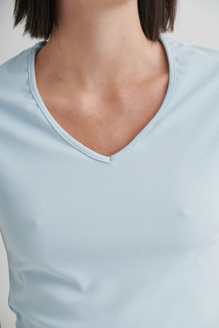 Remera básica de algodón con escote en V y silueta recta, perfecta para el día a día de Sweet en Remeras para argentina