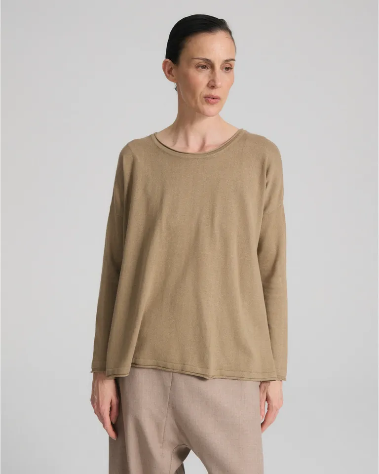 Remera de mujer con escote bote y hombros caídos de calce relajado de Blue Sheep en Remeras para argentina