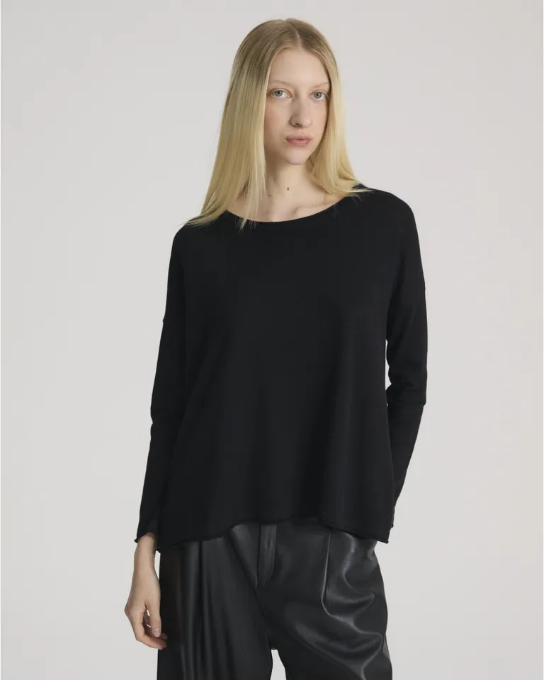 Remera de mujer con escote bote y hombros caídos de calce relajado de Blue Sheep en Remeras para argentina