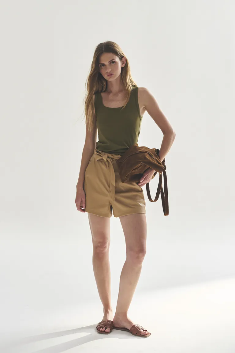 Musculosa de corte recto en color verde oliva de Akiabara en Tops para argentina