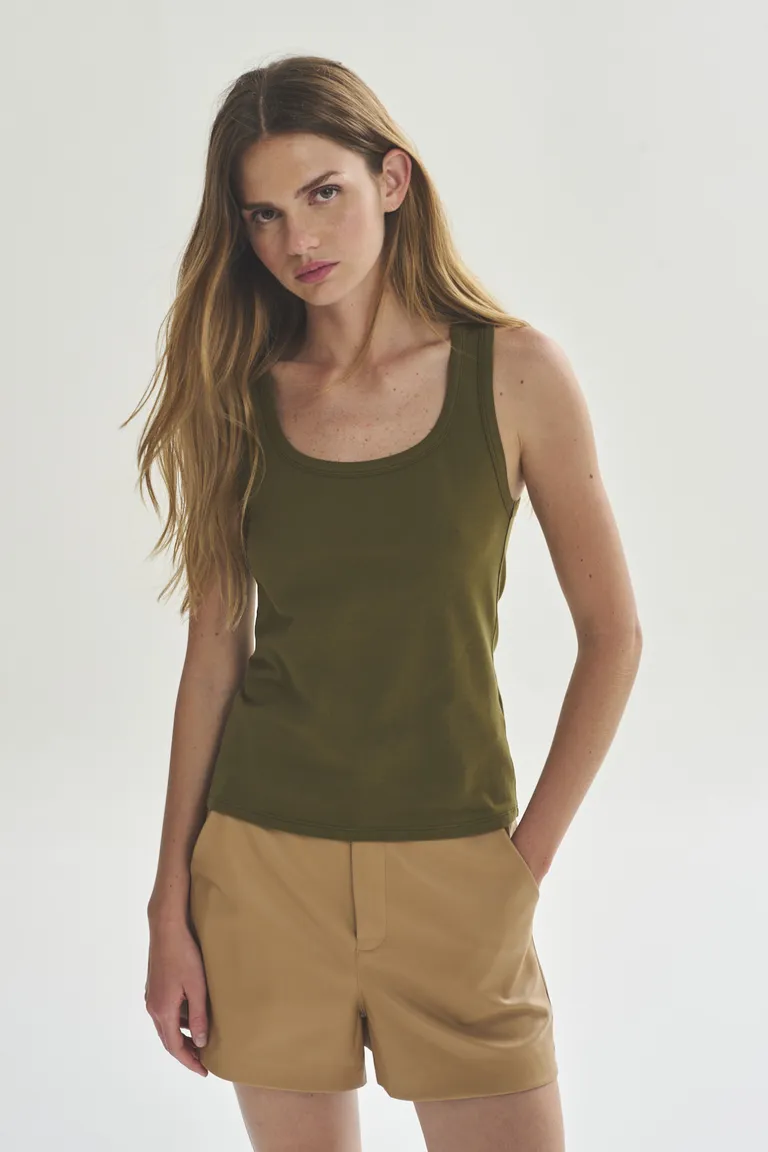 Musculosa de corte recto en color verde oliva de Akiabara en Tops para argentina
