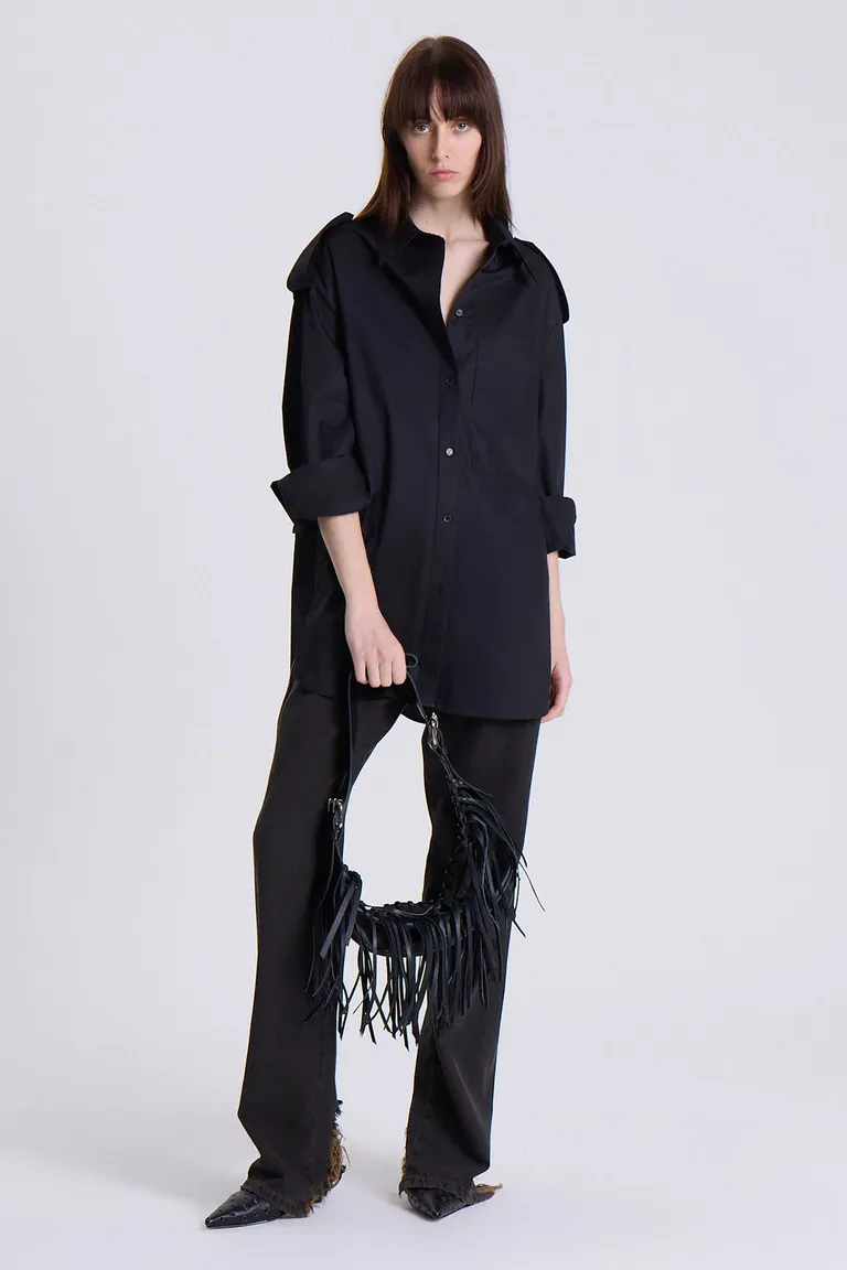 Camisa negra oversized en poplin de algodón con detalles utilitarios de Maria Cher en Camisas para argentina