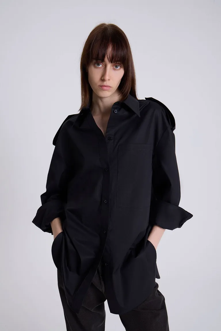 Camisa negra oversized en poplin de algodón con detalles utilitarios de Maria Cher en Camisas para argentina