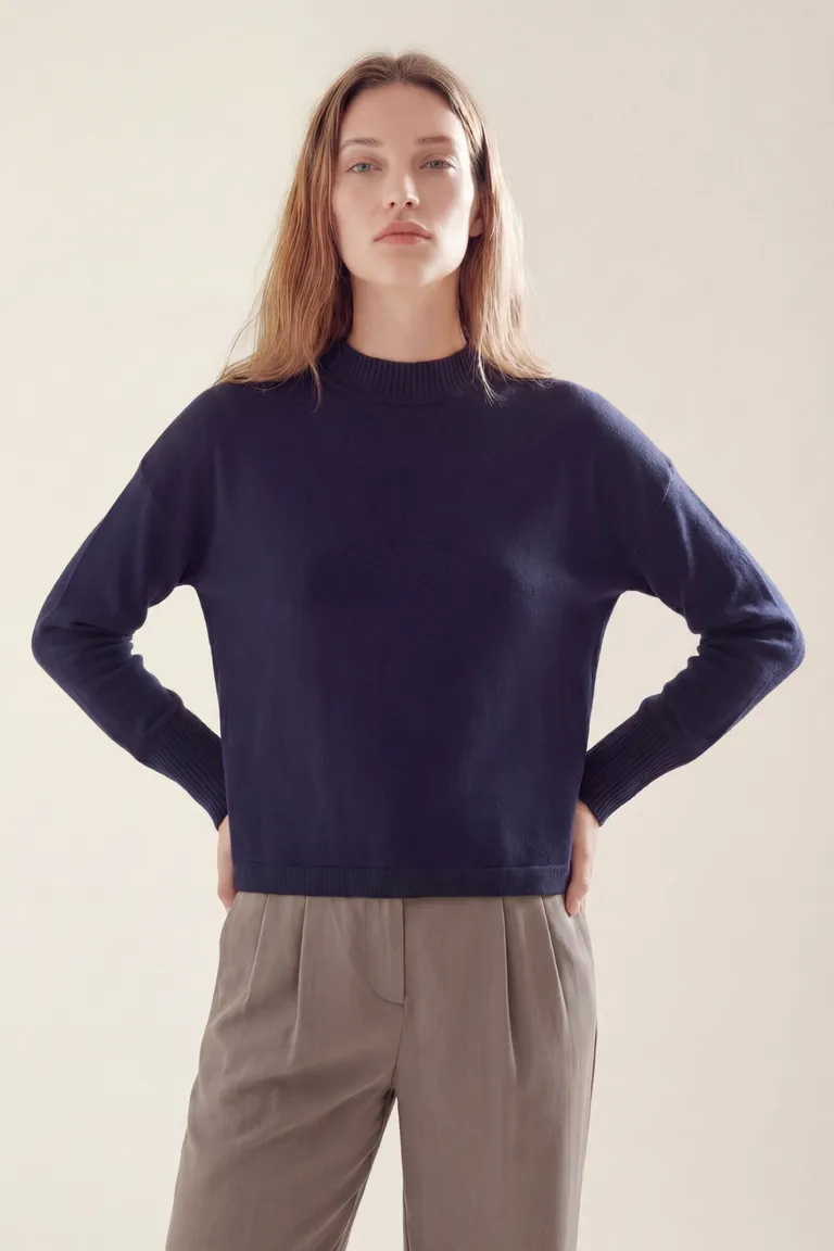 Sweater tejido con cuello redondo y mangas largas de Akiabara en Buzos y Sweaters para argentina