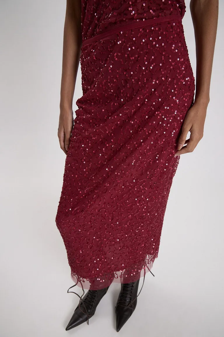Pollera midi ajustada de tul con detalles de lentejuelas bordadas en silueta tubo de Maria Cher en Faldas para argentina