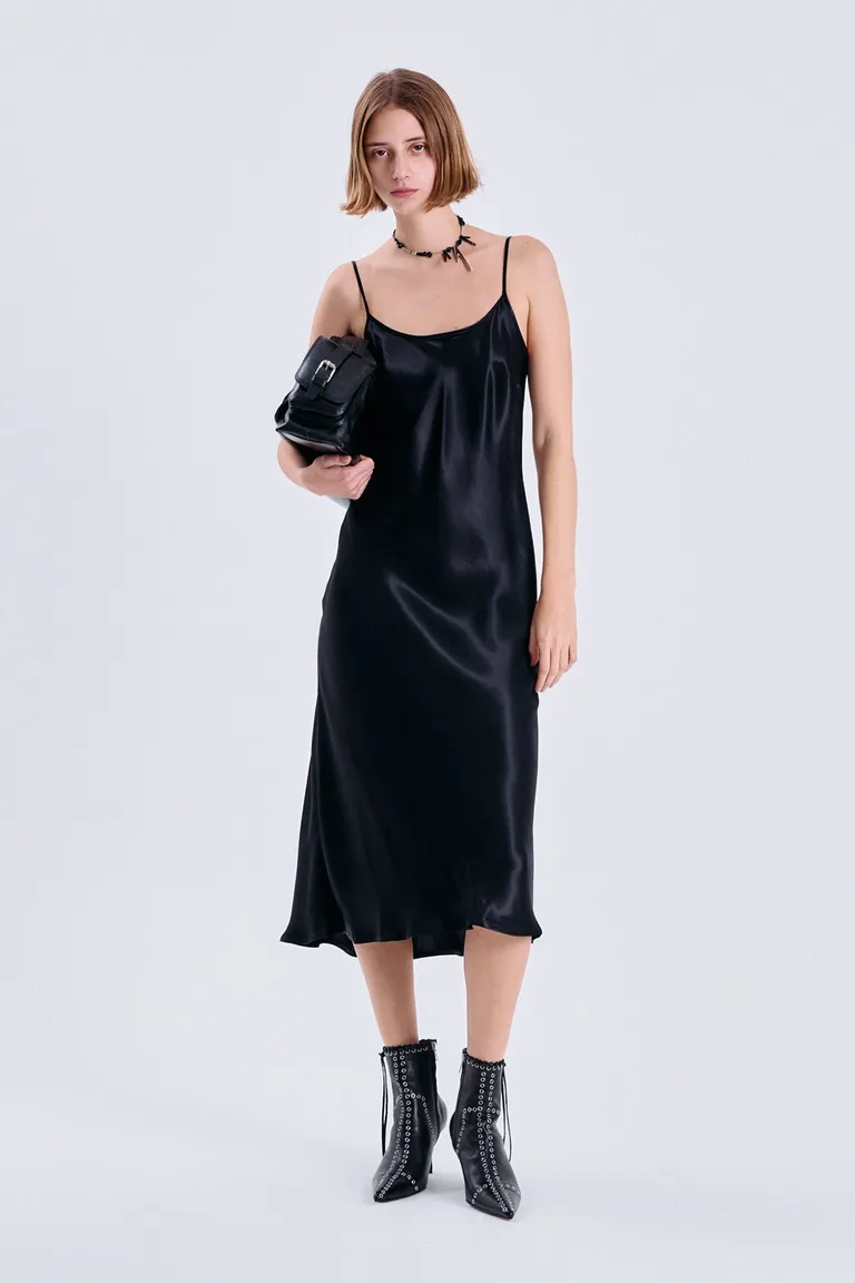 Vestido de satén negro con diseño bretelero y espalda descubierta en forma de V de Maria Cher en Vestidos para argentina