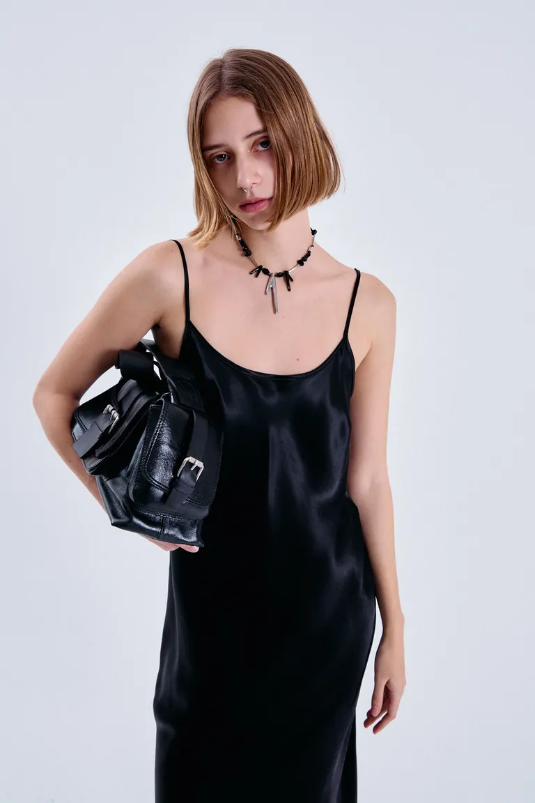Vestido de satén negro con diseño bretelero y espalda descubierta en forma de V de Maria Cher en Vestidos para argentina
