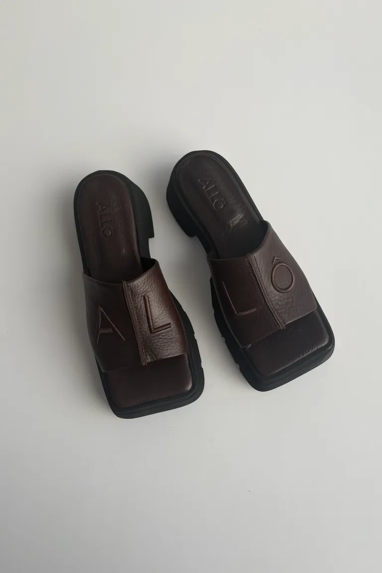 Elegantes sandalias de plataforma con bordado en cuero negro de Allo Martinez en Sandalias para argentina