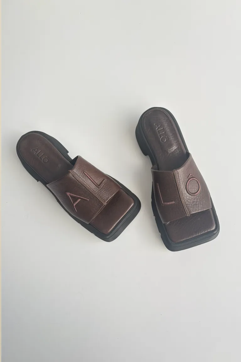 Elegantes sandalias de plataforma con bordado en cuero negro de Allo Martinez en Sandalias para argentina