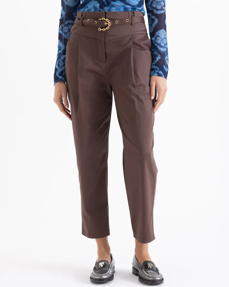 Pantalon mom con cintura alta tablas y cinto con hebilla de cadena de Jazmin Chebar en Pantalones para argentina