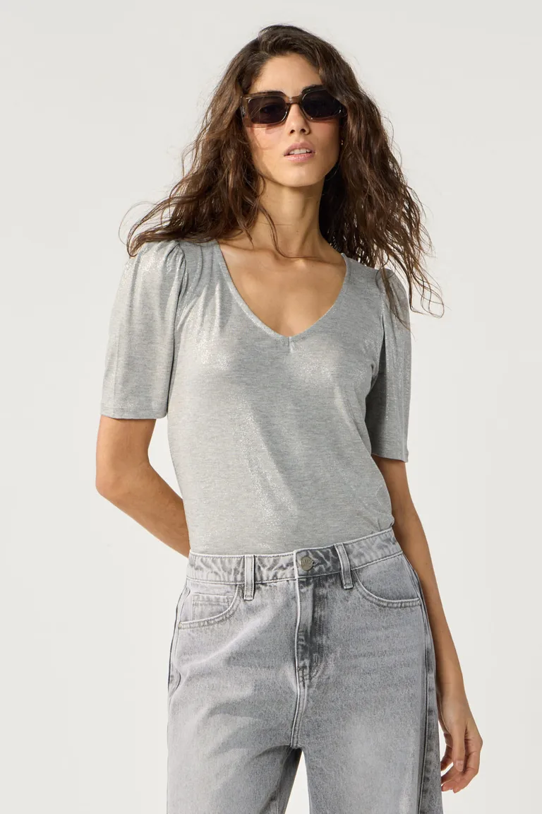Remera gris de manga corta con escote en V y frunces en la manga de Cuesta Blanca en Remeras para argentina