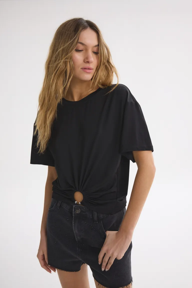 Remera negra de corte recto, diseño básico y versátil para mujer de Akiabara en Remeras para argentina