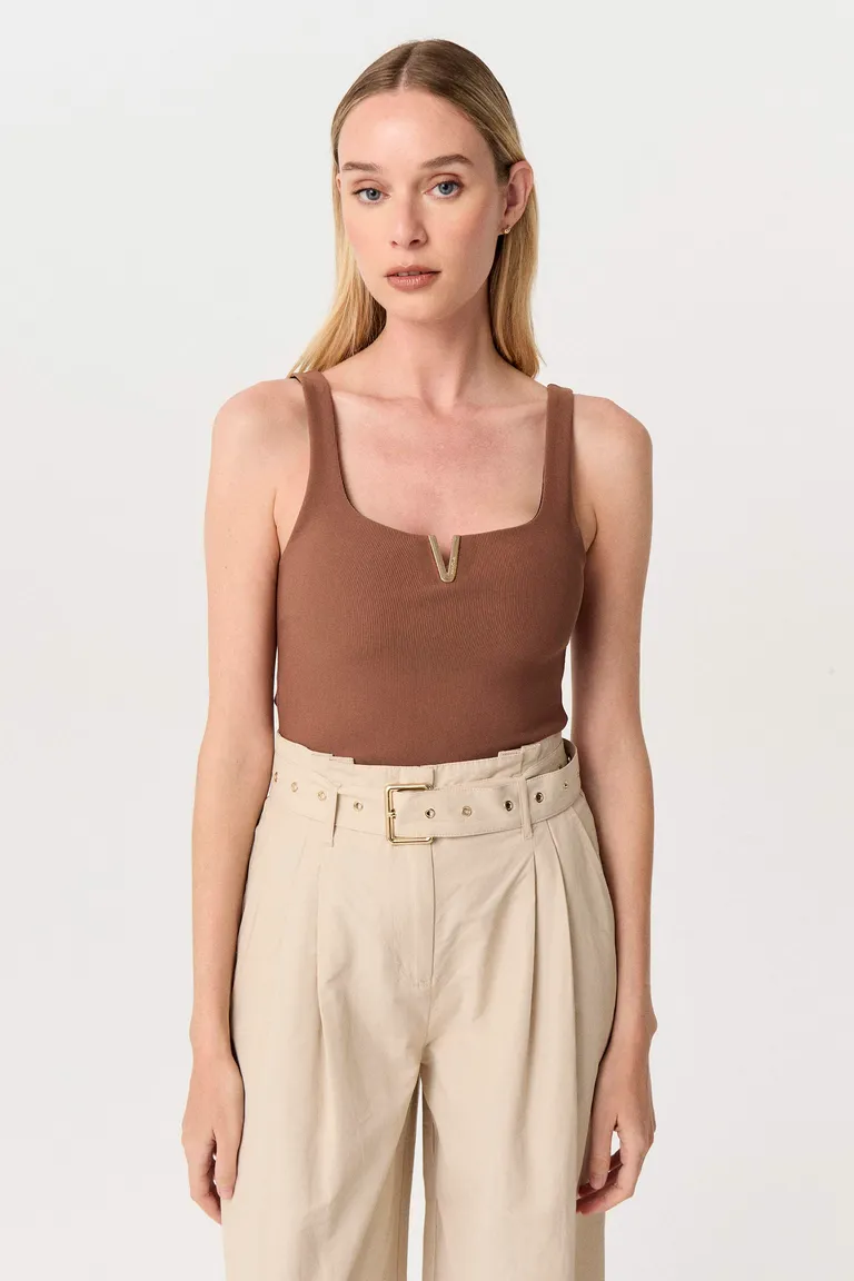 Versátil y elegante musculosa marrón con cierre frontal personalizado de Markova en Tops para argentina