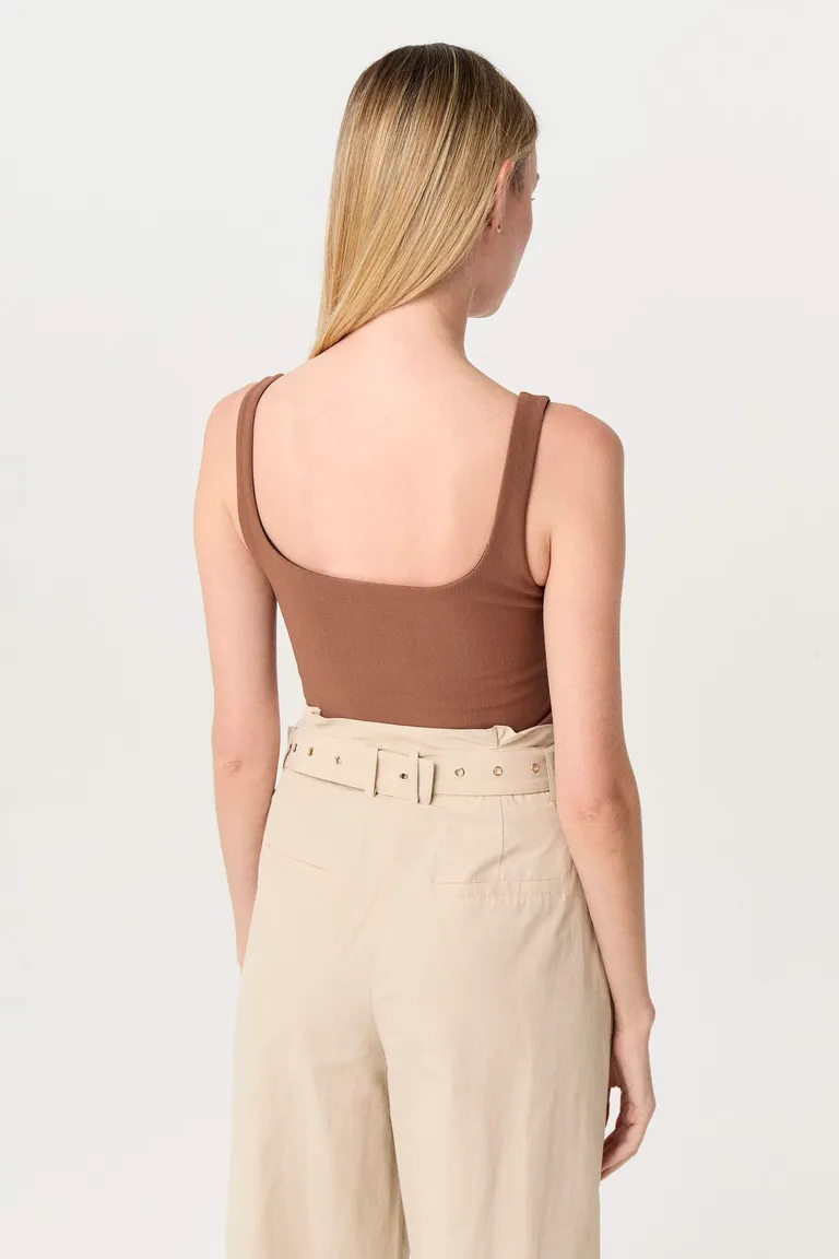 Versátil y elegante musculosa marrón con cierre frontal personalizado de Markova en Tops para argentina