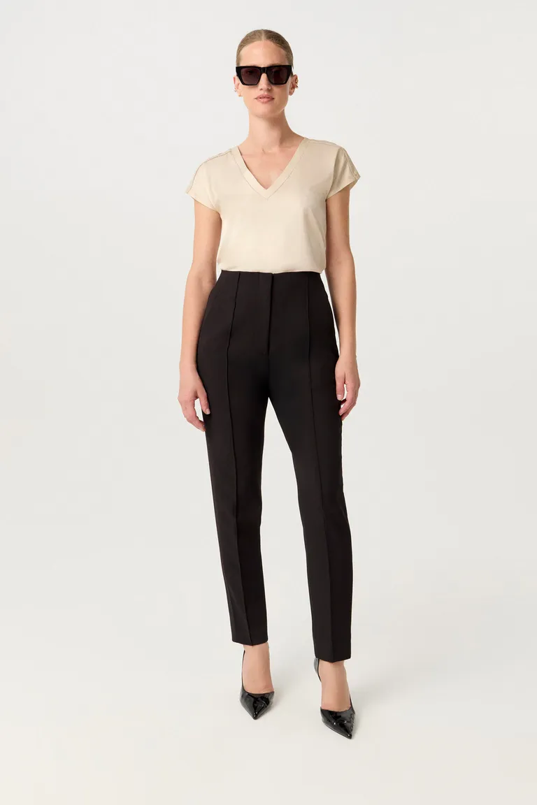 Remera de estilo minimalista y hombros caídos, un básico esencial en el armario femenino de Markova en Remeras para argentina