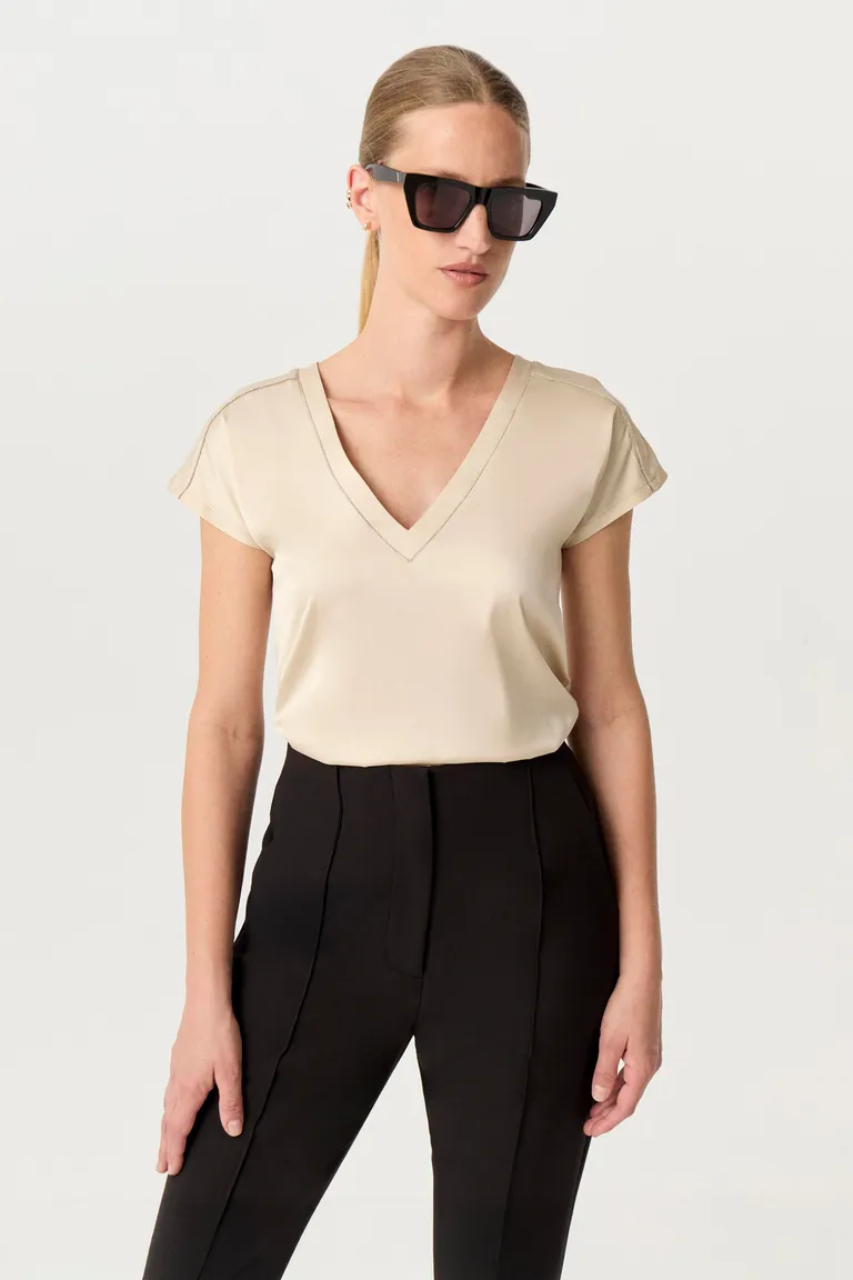 Remera de estilo minimalista y hombros caídos, un básico esencial en el armario femenino de Markova en Remeras para argentina