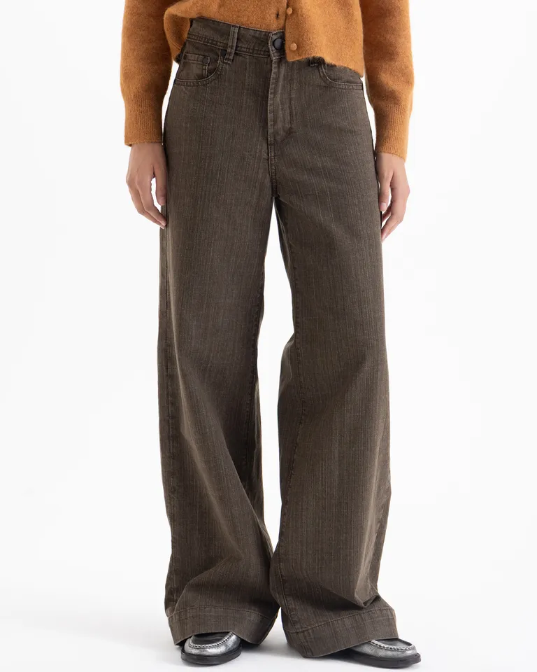 Pantalón de corte wide leg con tiro medio y silueta holgada de Jazmin Chebar en Pantalones para argentina