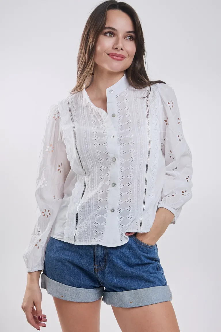 Camisa de mujer de estilo broderie, con detalles bordados y mangas abullonadas de Belle en Camisas para argentina