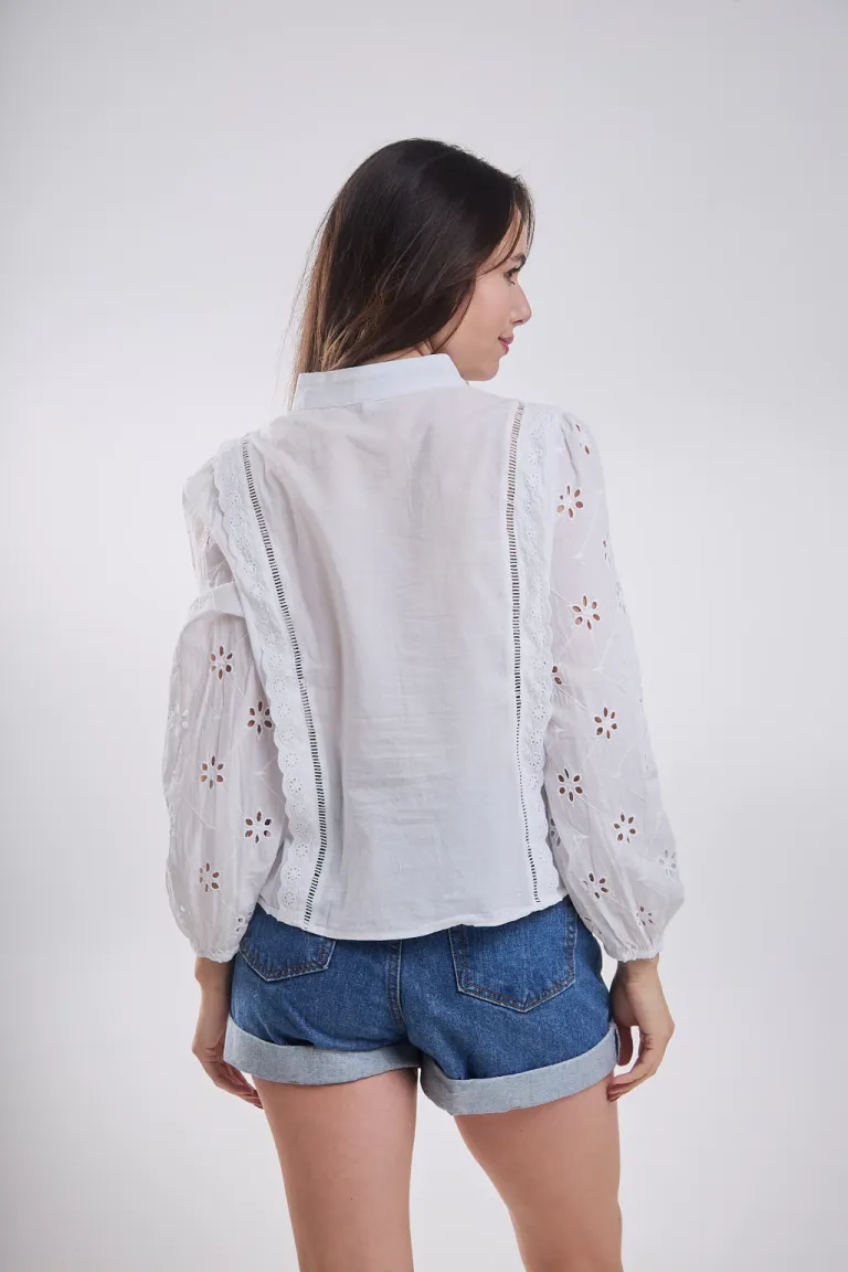 Camisa de mujer de estilo broderie, con detalles bordados y mangas abullonadas de Belle en Camisas para argentina