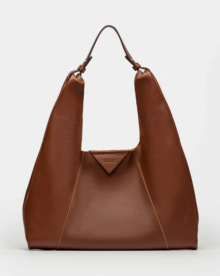 Cartera de hombro suave y versátil en tonos marrones de Prüne en Bolsos y Carteras para argentina