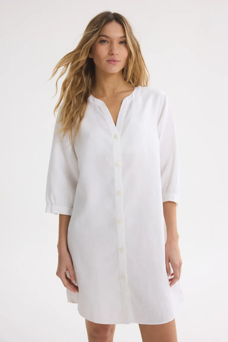 Vestido corto en color blanco, diseño sencillo y elegante para el verano de Akiabara en Vestidos para argentina