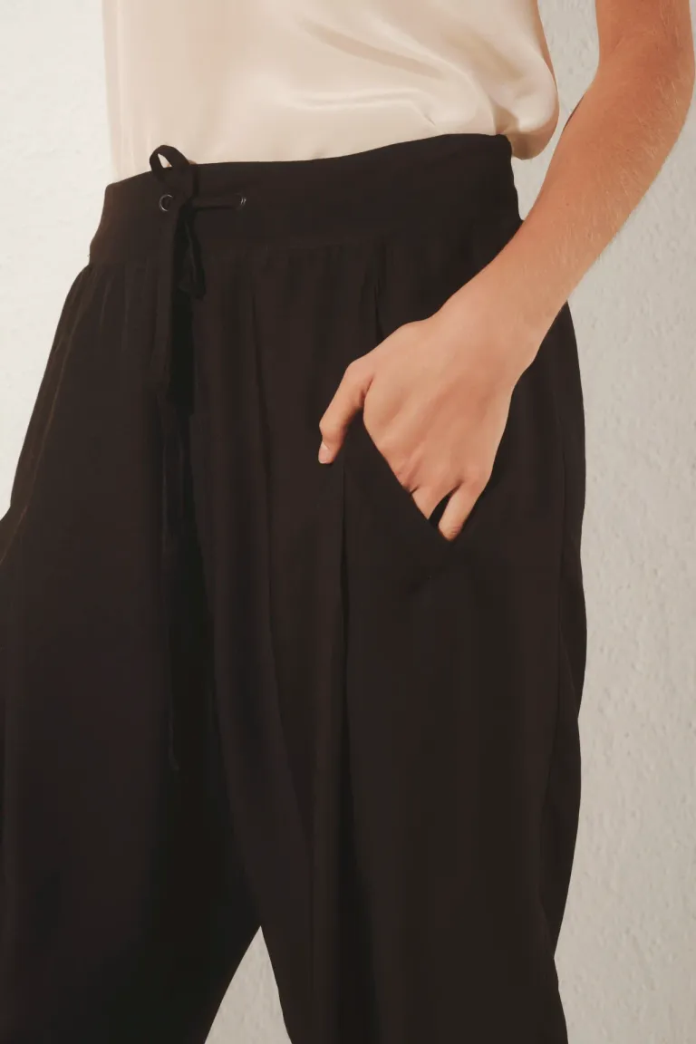 Pantalón babucha negro de viscosa-seda con diseño elegante y cintura ajustable de Rapsodia en Pantalones para argentina