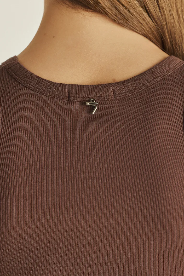 Musculosa de algodón con detalles brillantes, un básico versátil y cómodo para tu clóset de Tucci en Tops para argentina