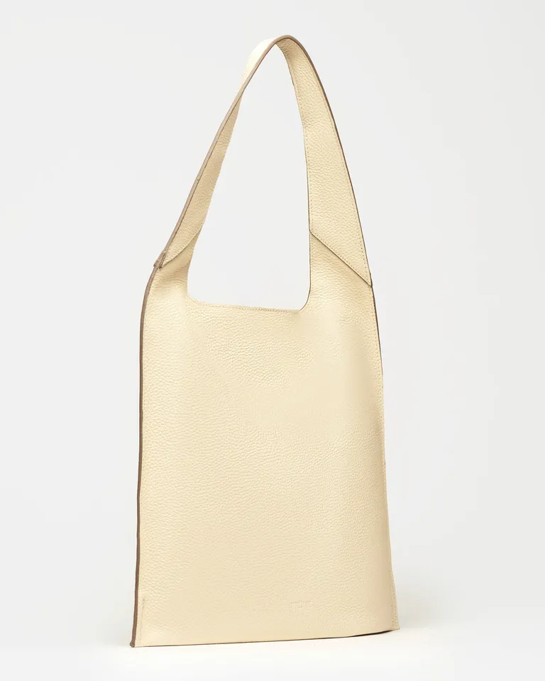 Cartera al hombro minimal en cuero graneado de Prüne en Bolsos y Carteras para argentina