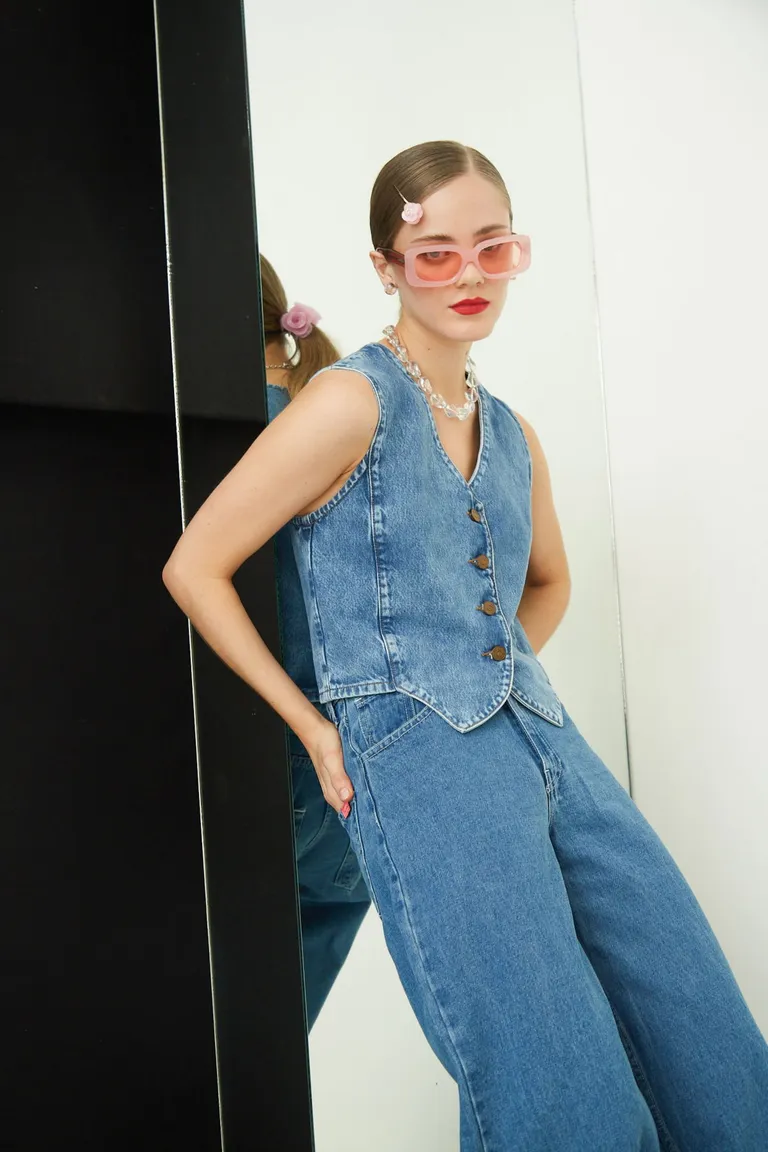 Chaleco de jean largo a la cadera con terminación en picos y abotonaduras al frente de Las Pepas en Chalecos para argentina