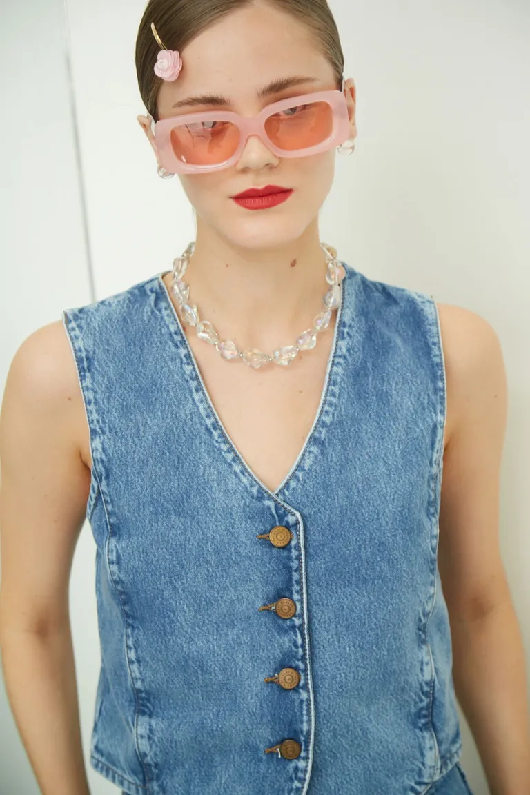 Chaleco de jean largo a la cadera con terminación en picos y abotonaduras al frente de Las Pepas en Chalecos para argentina